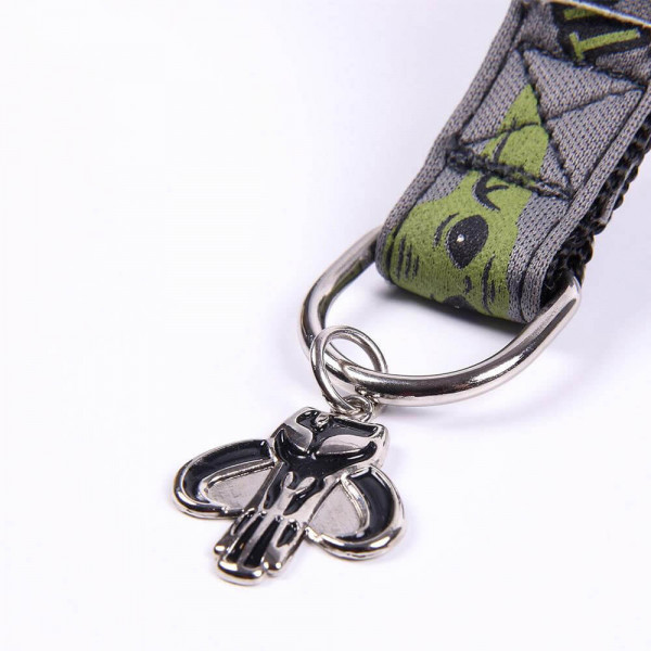 Chaveiro com íman metálico em forma de cabeça de Mandaloriano e fita têxtil cinzenta com padrão verde