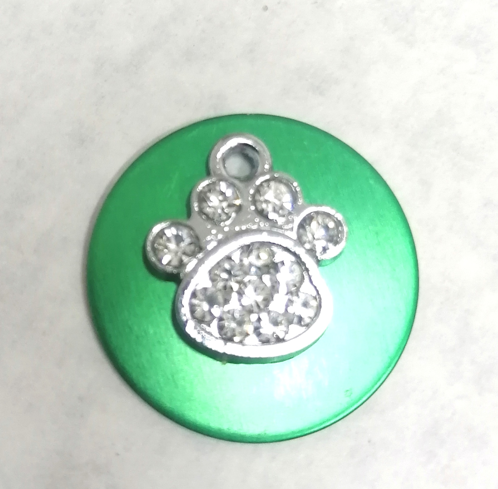 Medalha com pendente, pata brilhante