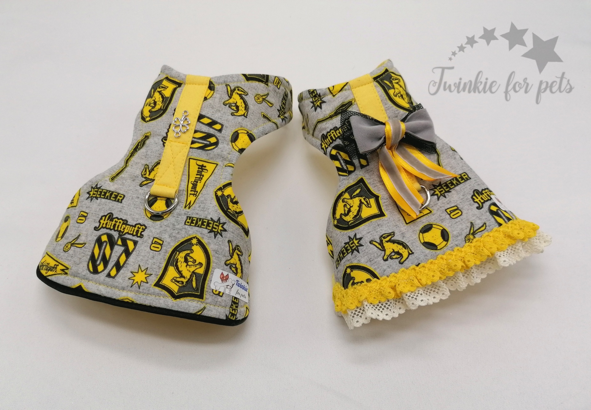 Peitoral Harry Potter Hufflepuff com laço - Cães e gatos, Twinkie for pets