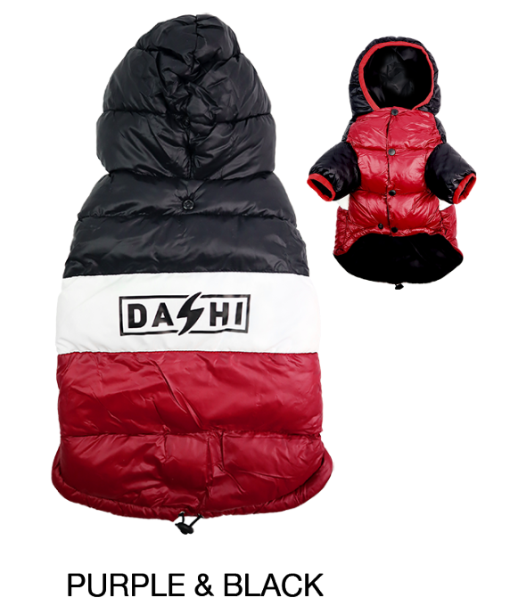 Casaco acolchoado para cão em preto, branco e vermelho com capuz e texto DASHI.