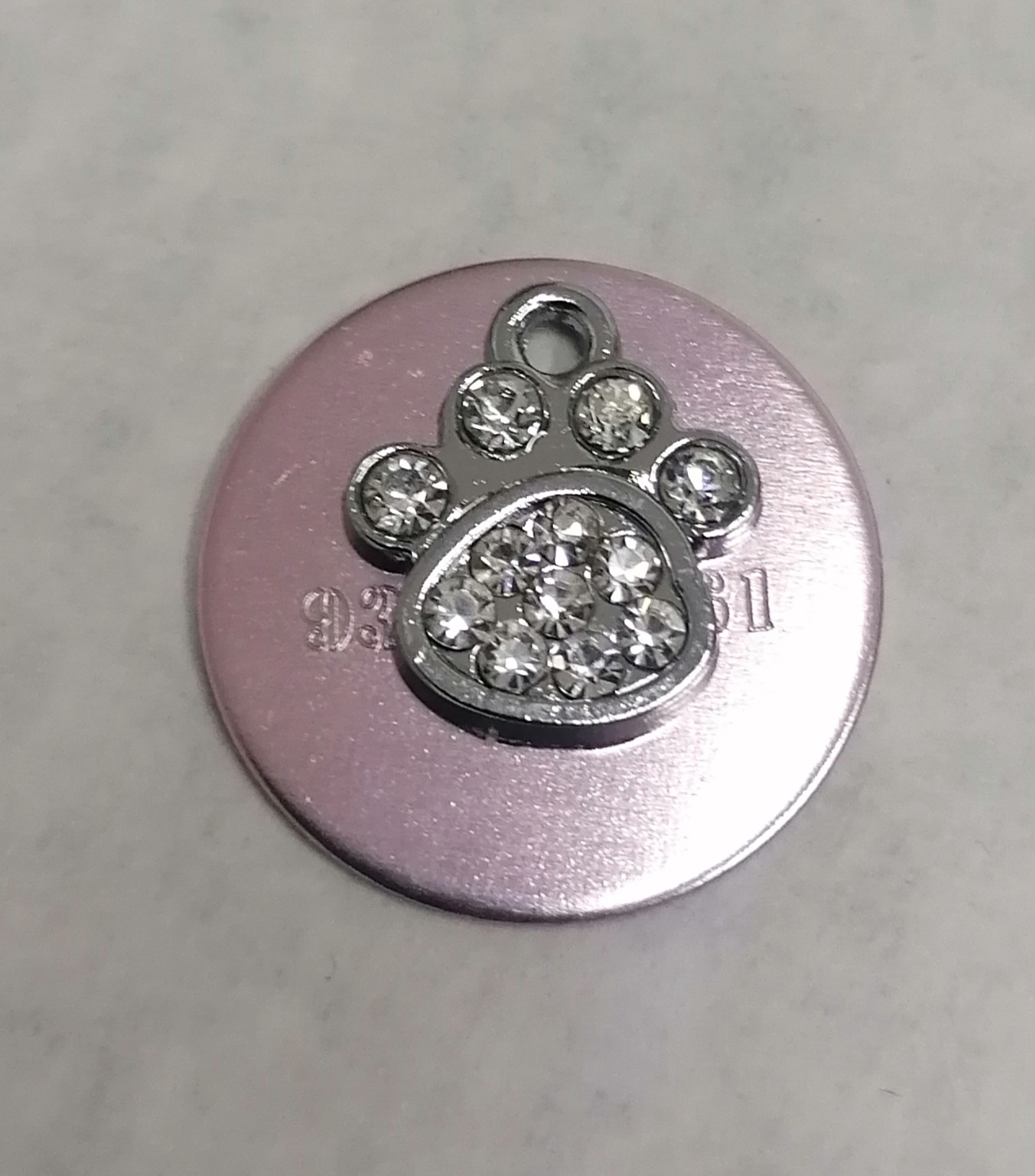 Medalha com pendente, pata brilhante