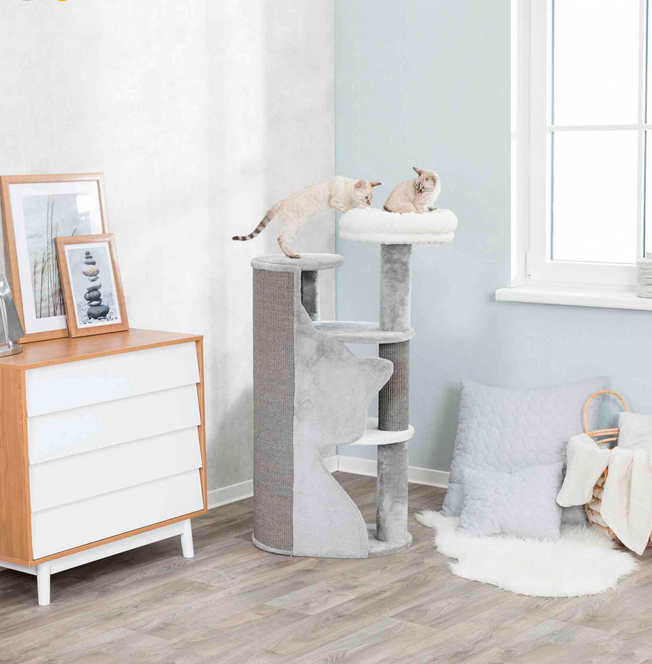 Arranhador cinza para gatos com plataformas circulares e base acolchoada numa sala com cómoda branca e almofadas cinzentas