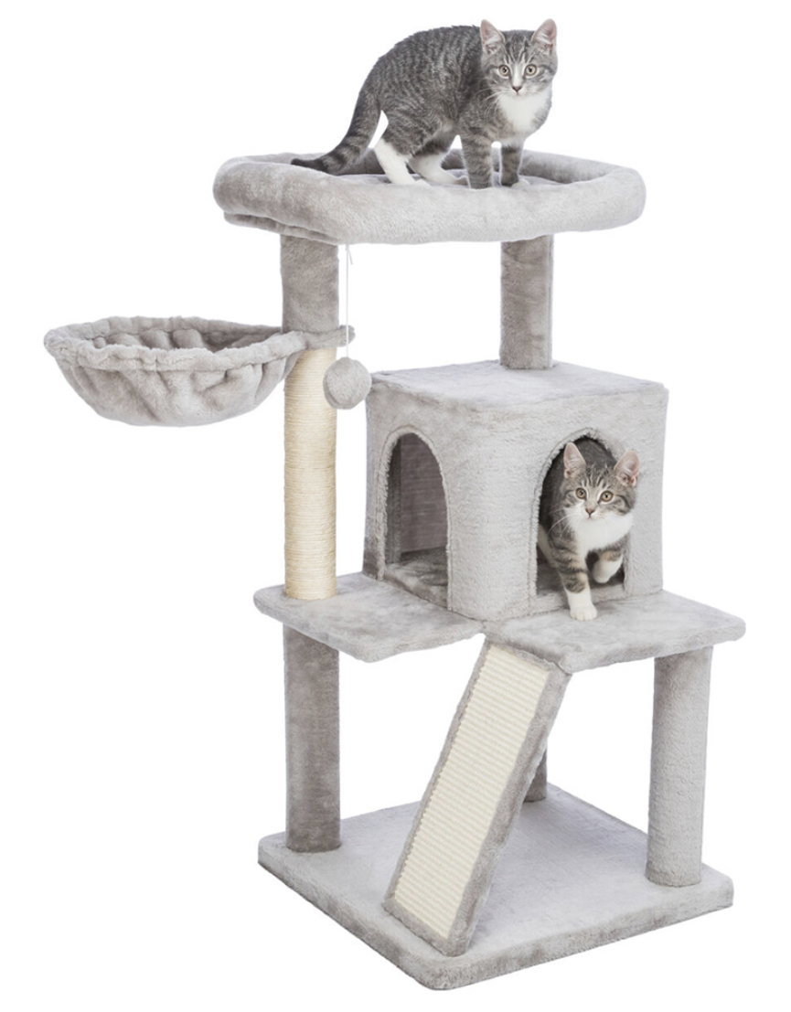 Arranhador para gatos cinza claro com plataformas e cama suspensa, com dois gatos