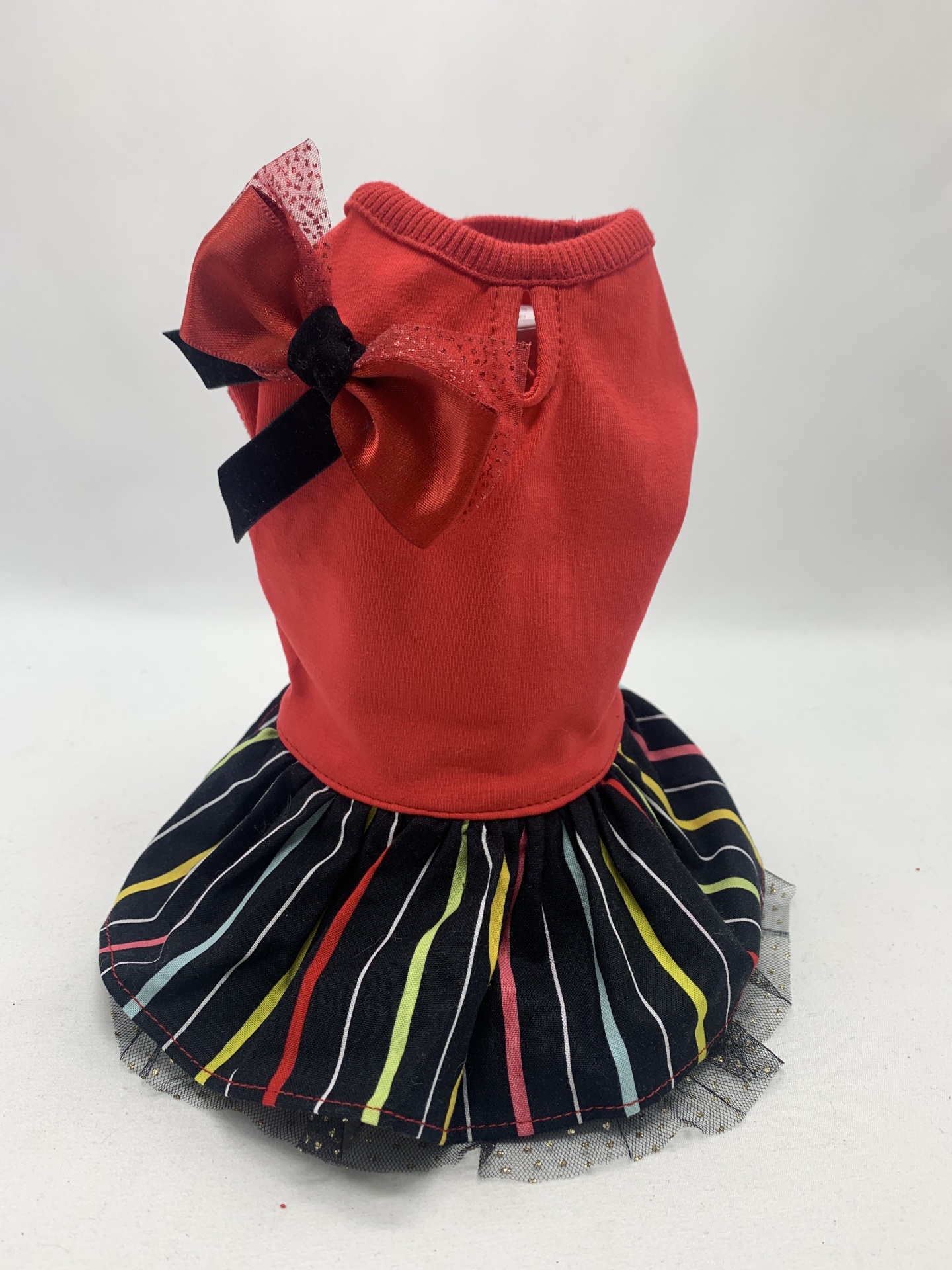 Vestido para animal de estimação vermelho com saia preta às riscas e laço