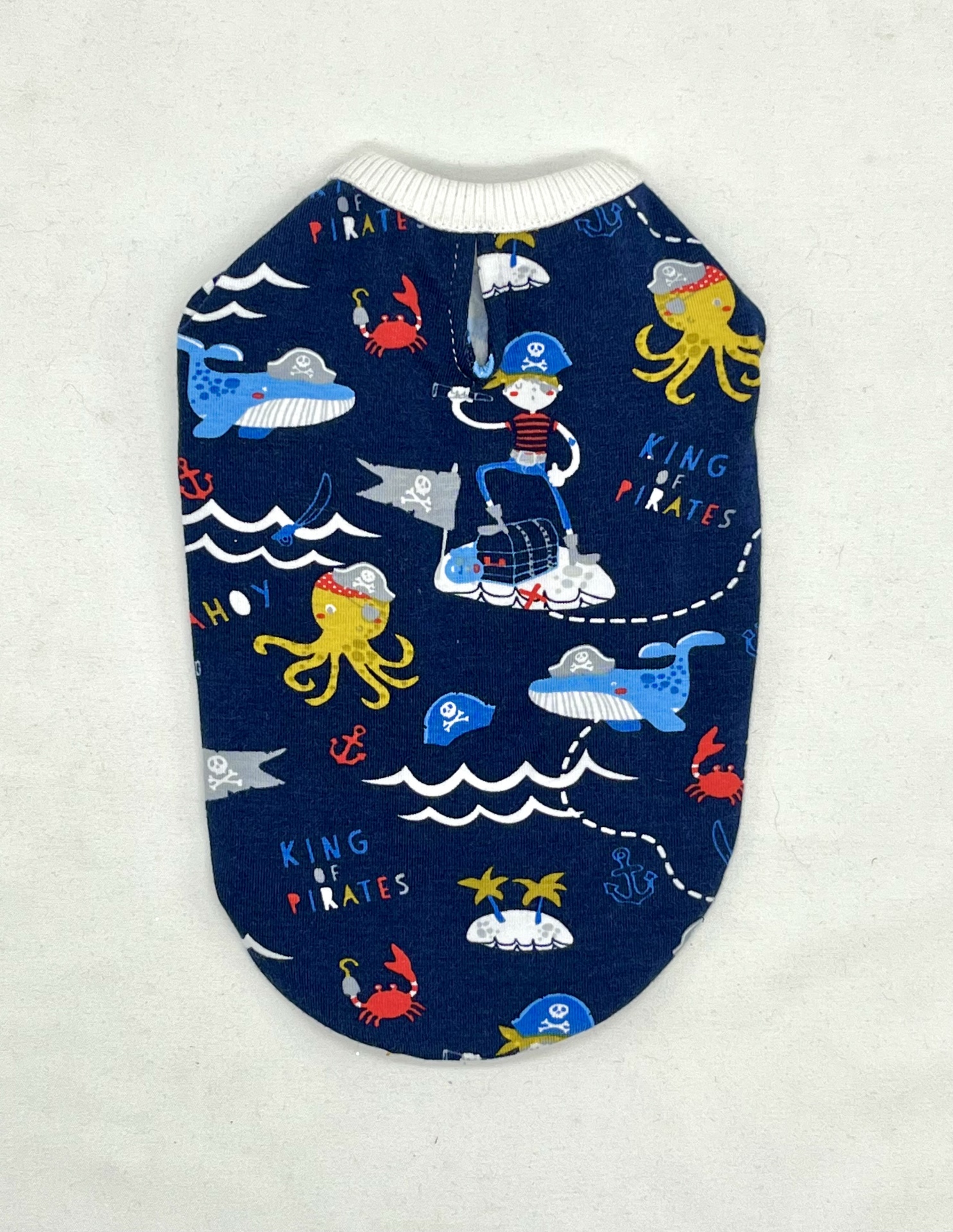 Roupa para cão azul com padrão de piratas coloridos e gola branca