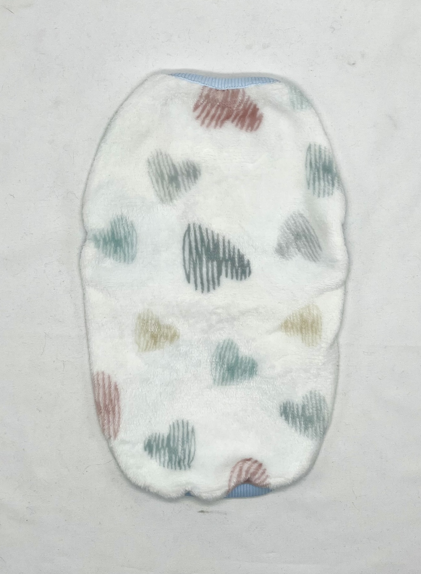 Roupa de bebé branca com corações coloridos pastel