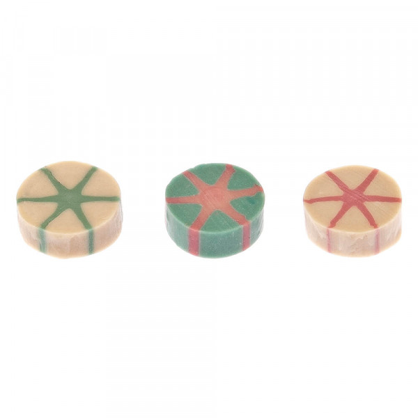 Três peças redondas de madeira com padrões geométricos coloridos