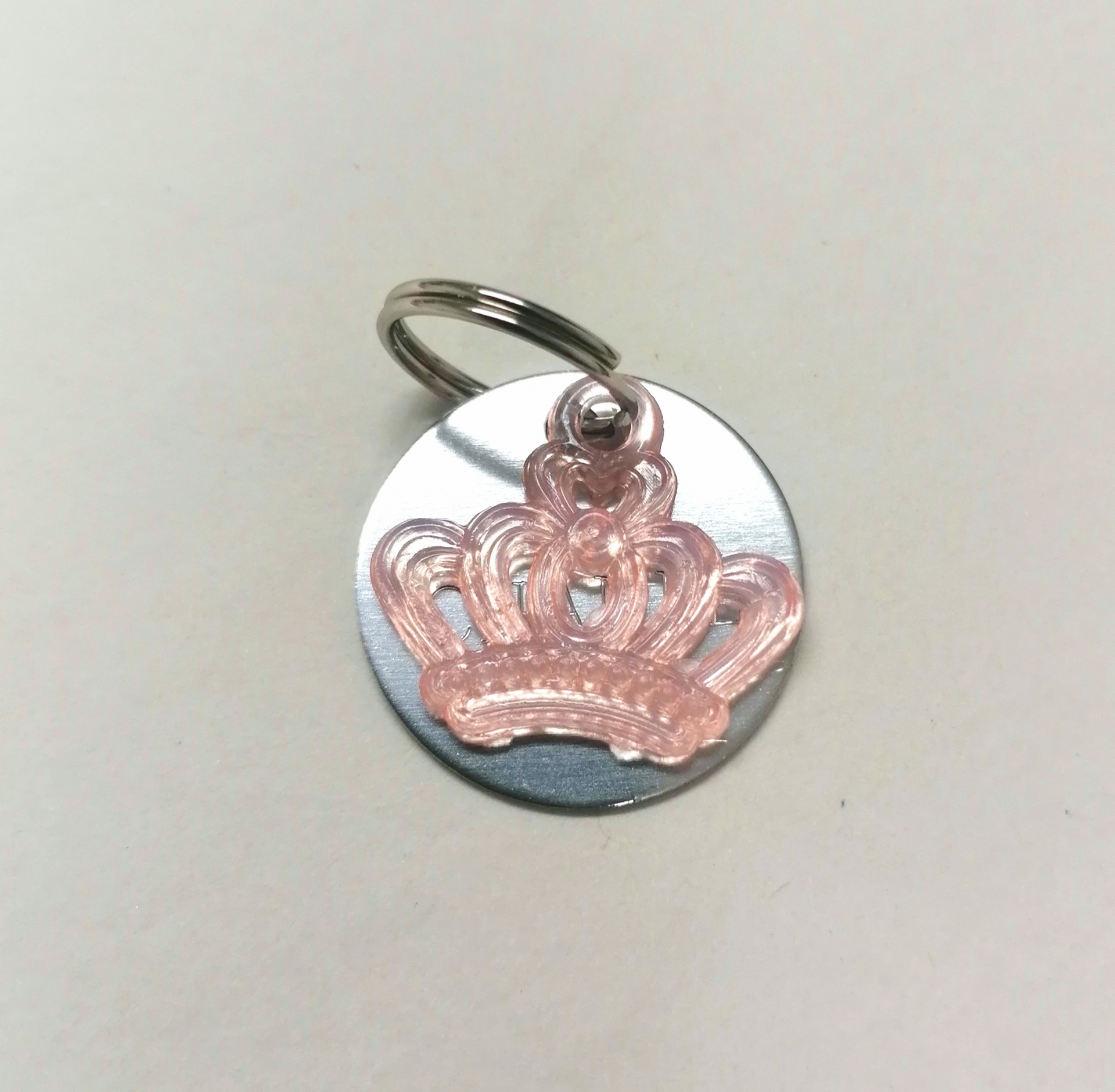 Medalha com pendente, coroa rosa