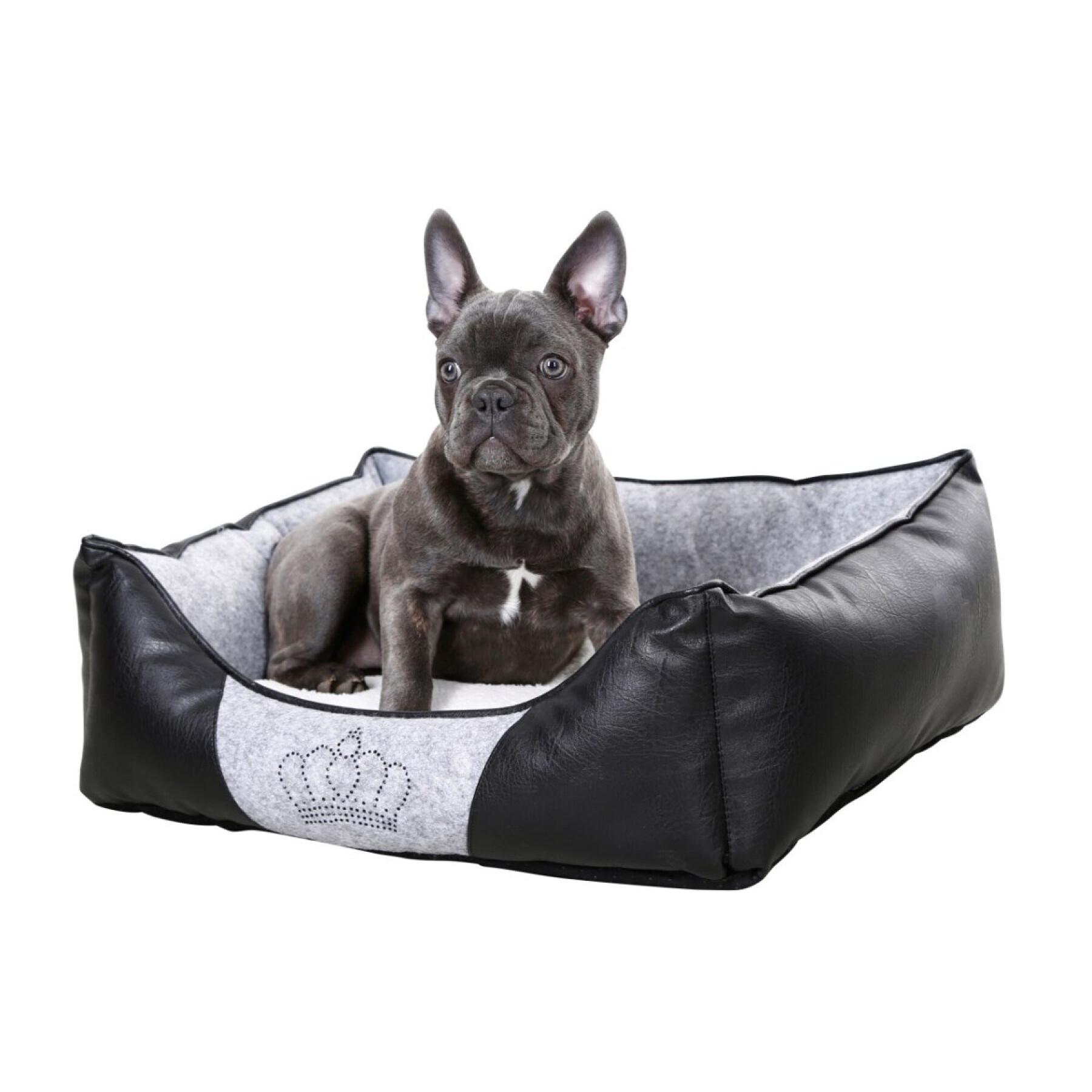 Cão Bulldog Francês sentado numa cama para cães de pele preta e tecido cinzento com coroa em diamantes