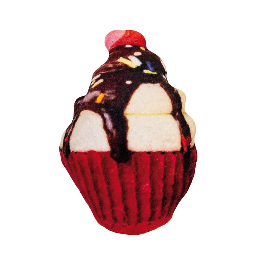 Cupcake com cobertura de chocolate e granulados coloridos numa forma vermelha