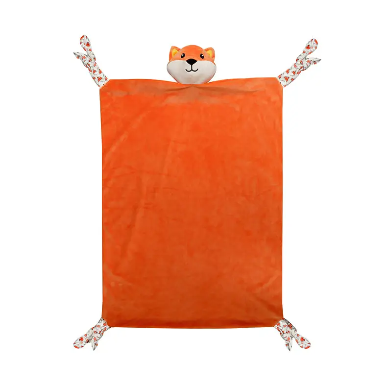 Manta laranja com boneco de raposa e pontas com nós em tecido branco decorado