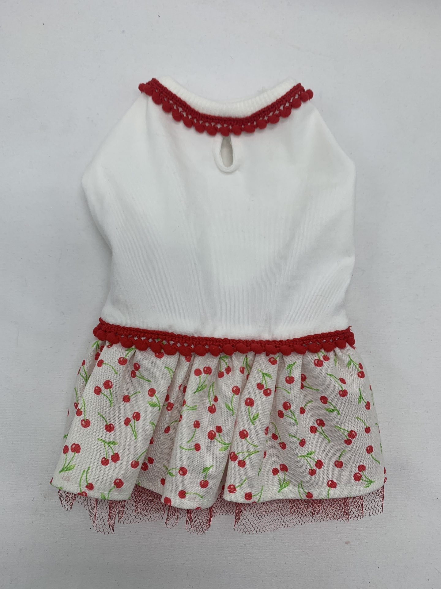 Vestido branco para cão com detalhes vermelhos e padrão de cerejas na saia