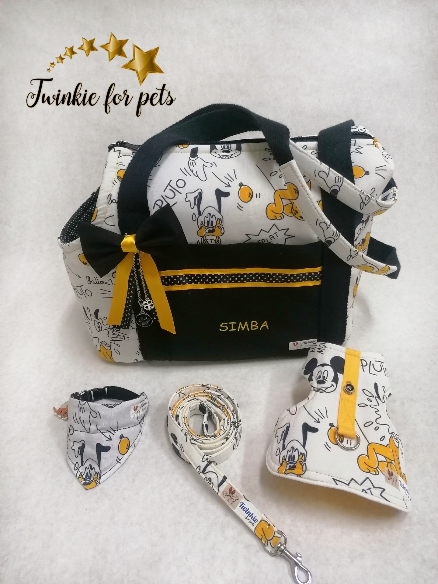 Conjunto de acessórios para animais com bolso e alça em tecido estampado Disney.