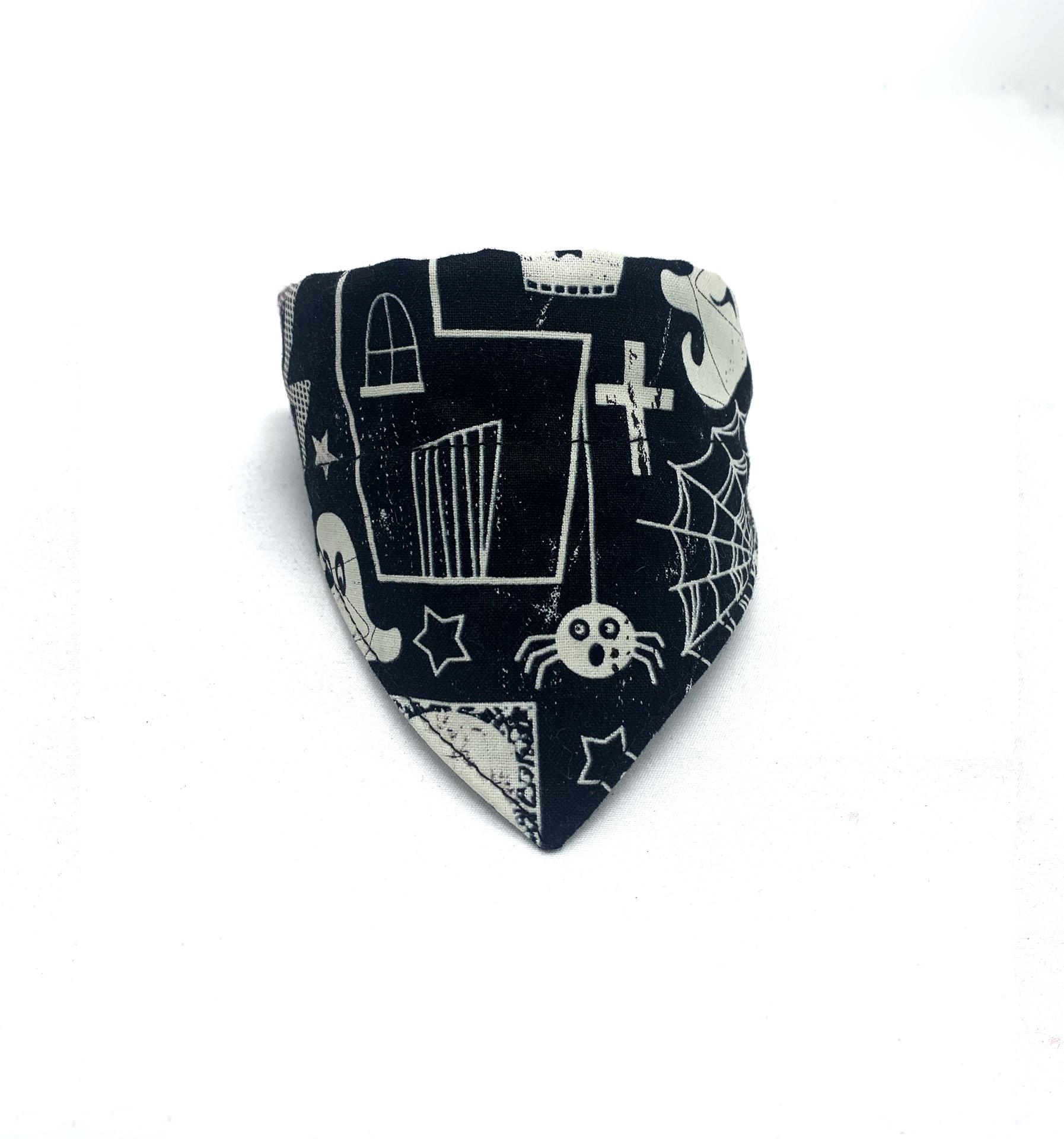 Lenço triangular preto com padrão branco de Halloween