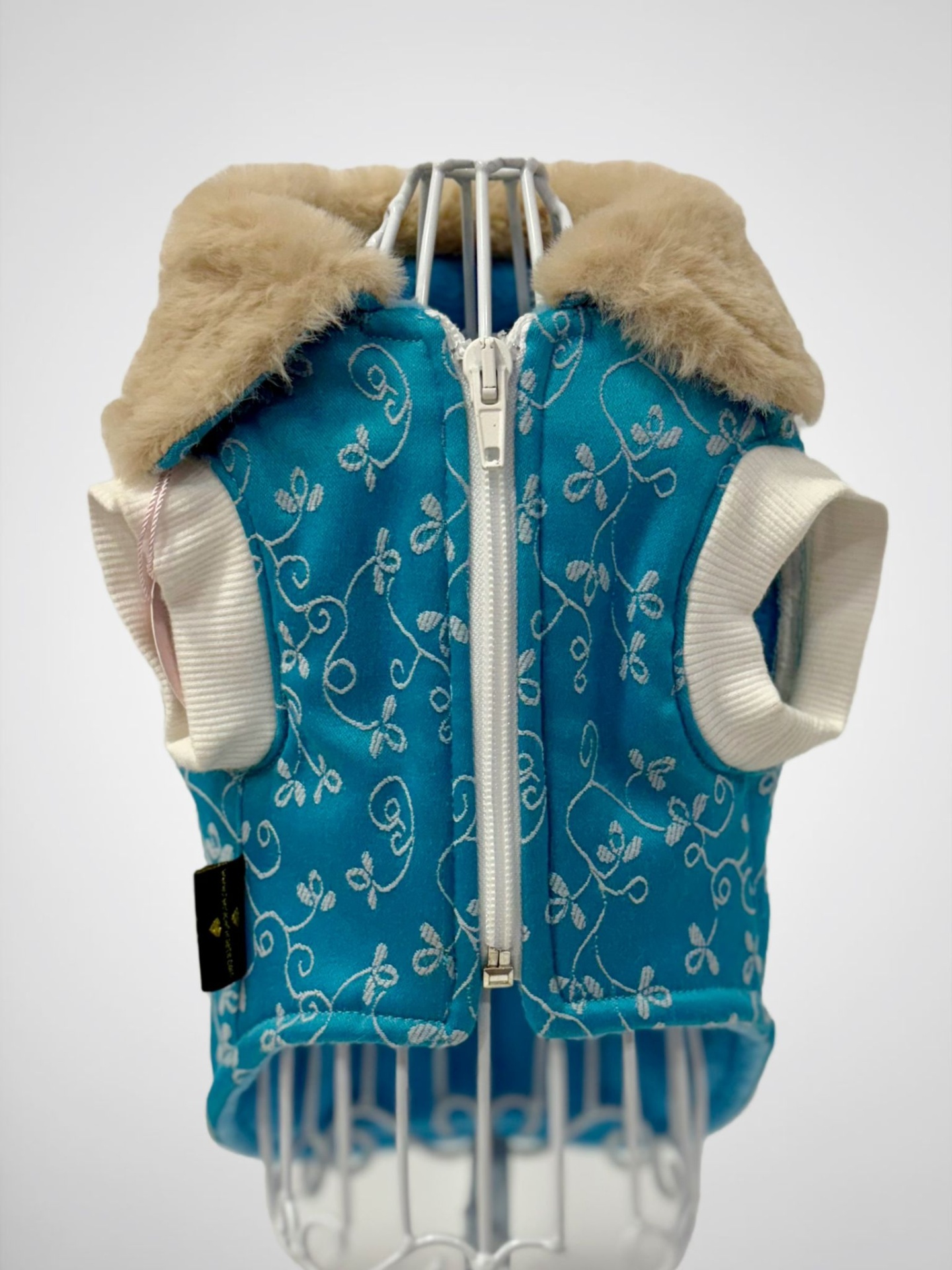 Casaco azul turquesa para cão com gola de pêlo bege e padrão bordado