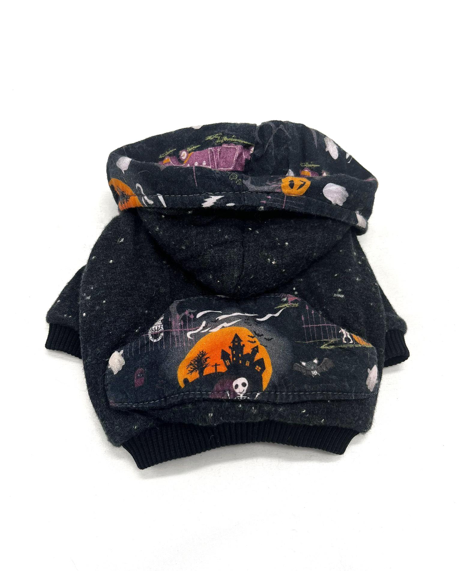 Casaco preto para animal de estimação com padrão de Halloween colorido