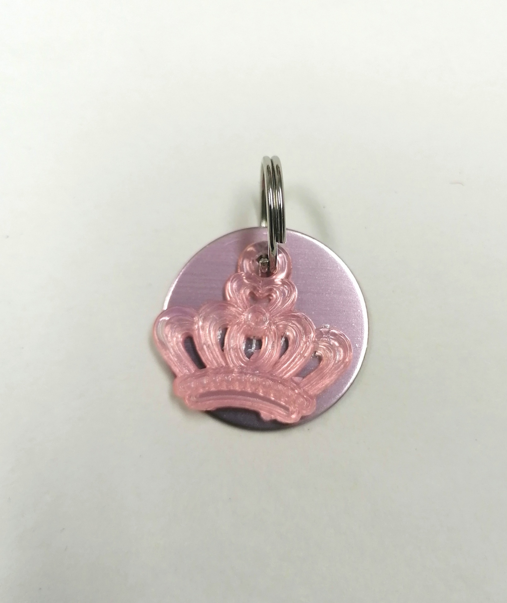 Medalha com pendente, coroa rosa