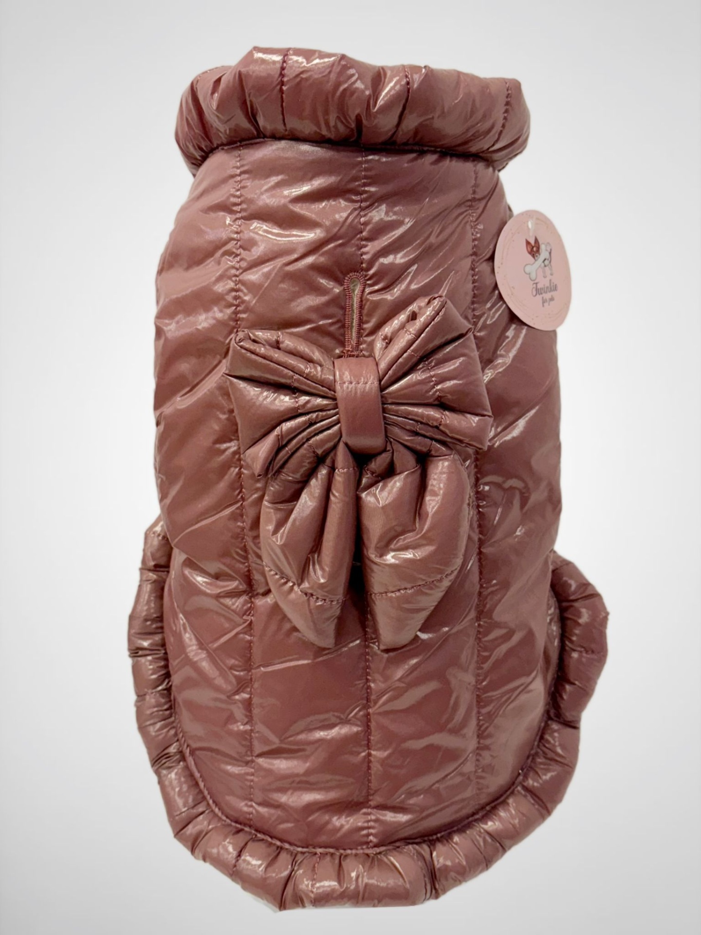 Casaco acolchoado rosa com laço e etiqueta redonda