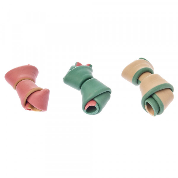 Três ossos de mastigar coloridos para cães sobre fundo branco