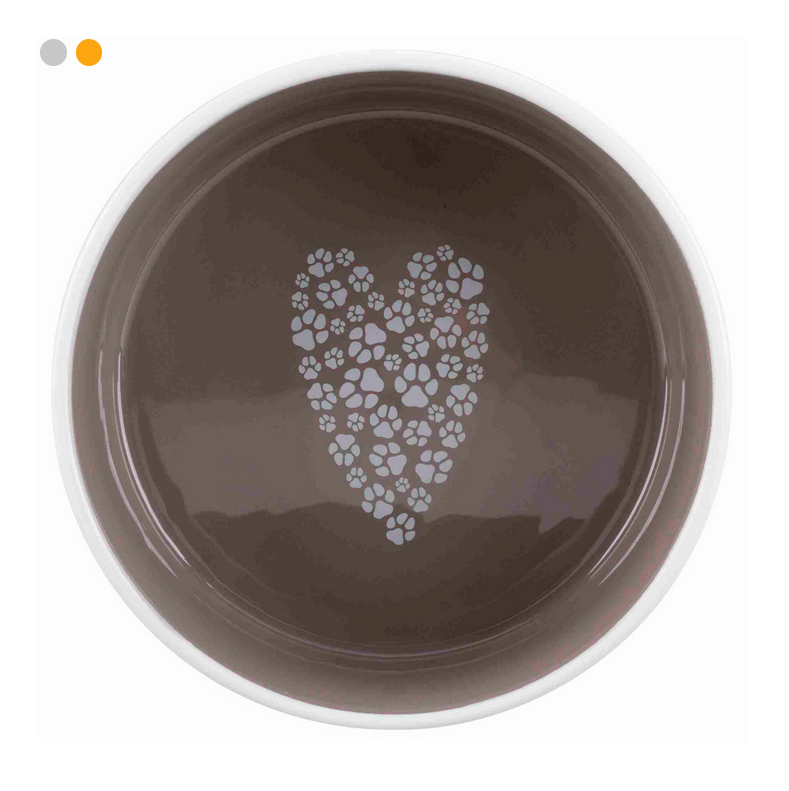 Prato castanho com padrão de coração feito de pegadas de patas brancas