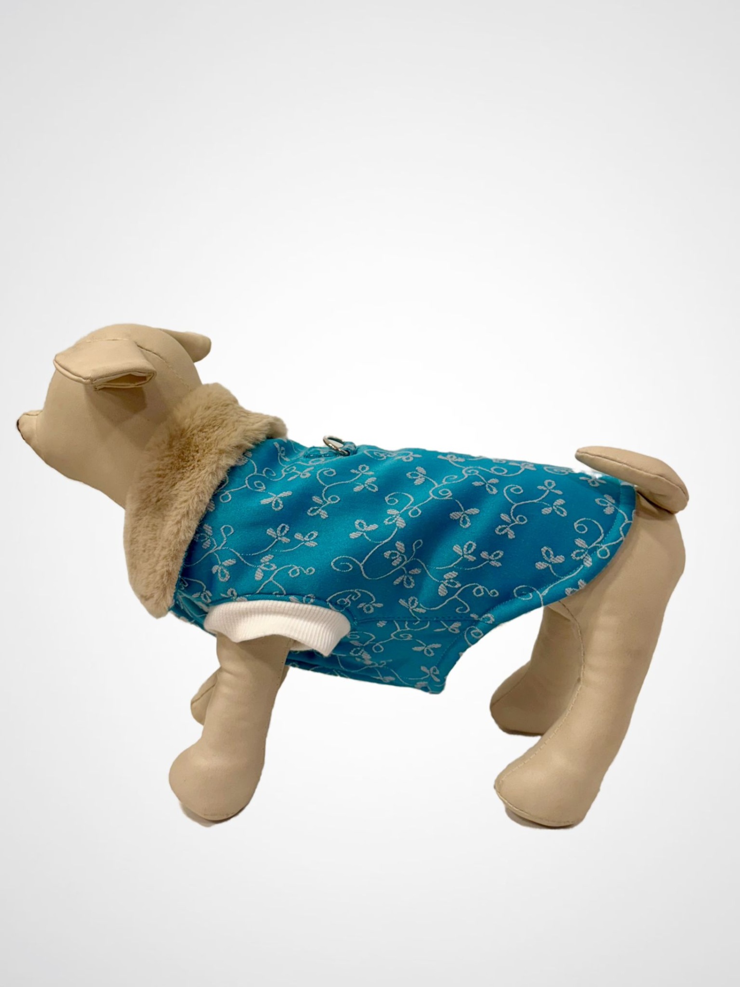 Capa azul com padrão branco para cão em manequim de tecido cor bege