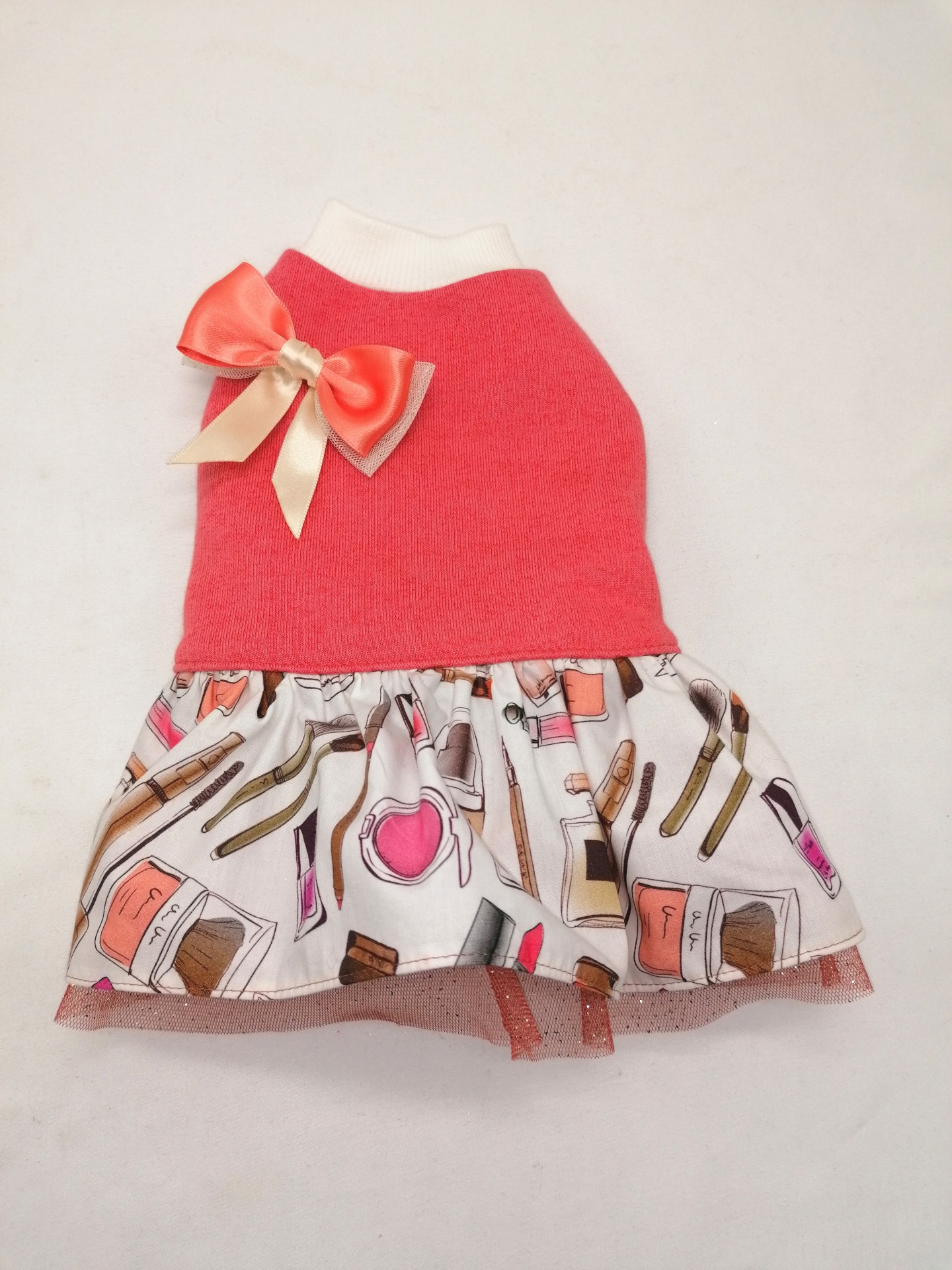 Vestido para cães rosa com padrão de produtos de beleza e laço rosa e bege