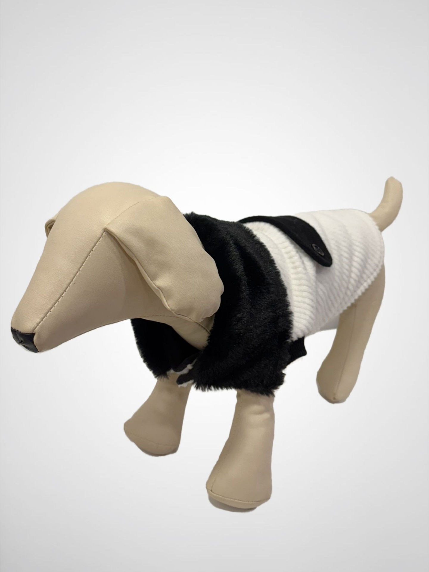 Boneco cão bege com casaco branco e gola preta peluda