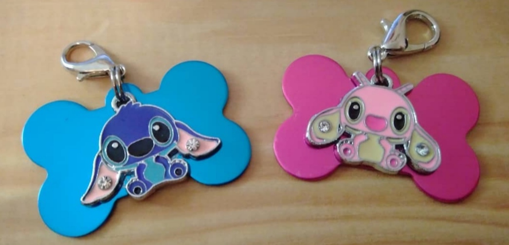 dois porta-chaves em forma de osso azul e rosa com personagens coloridos