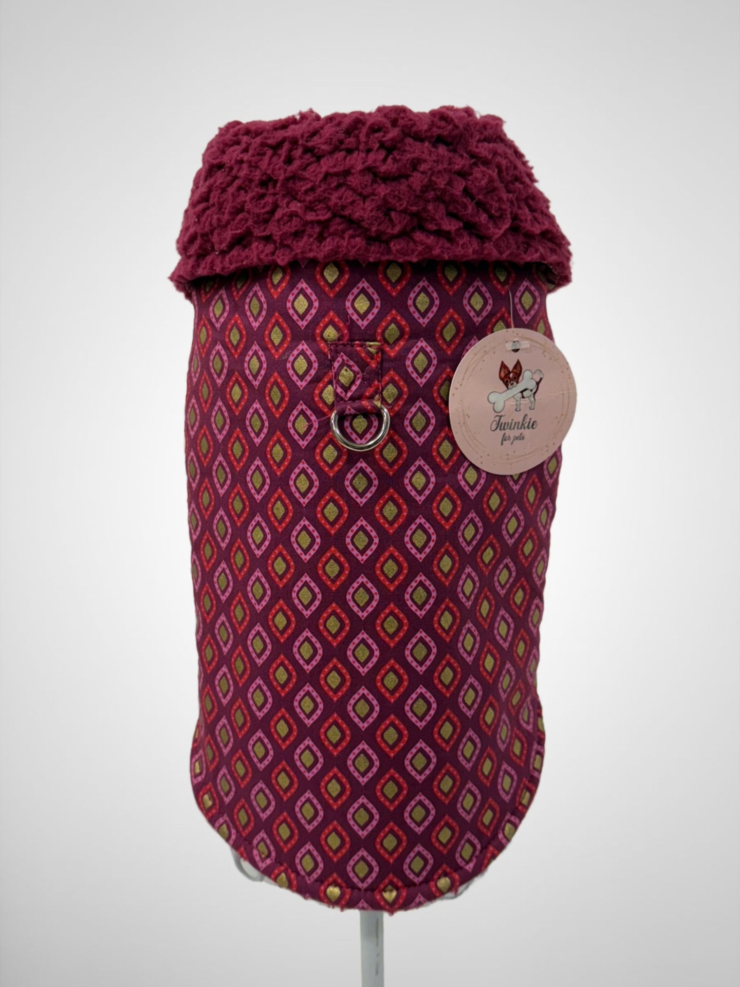 Casaco para animais com padrão geométrico e gola felpuda bordeaux