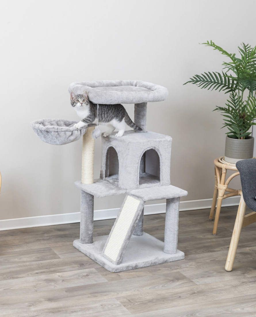 Arranhador para gatos cinza claro com plataformas e rampa em ambiente interior