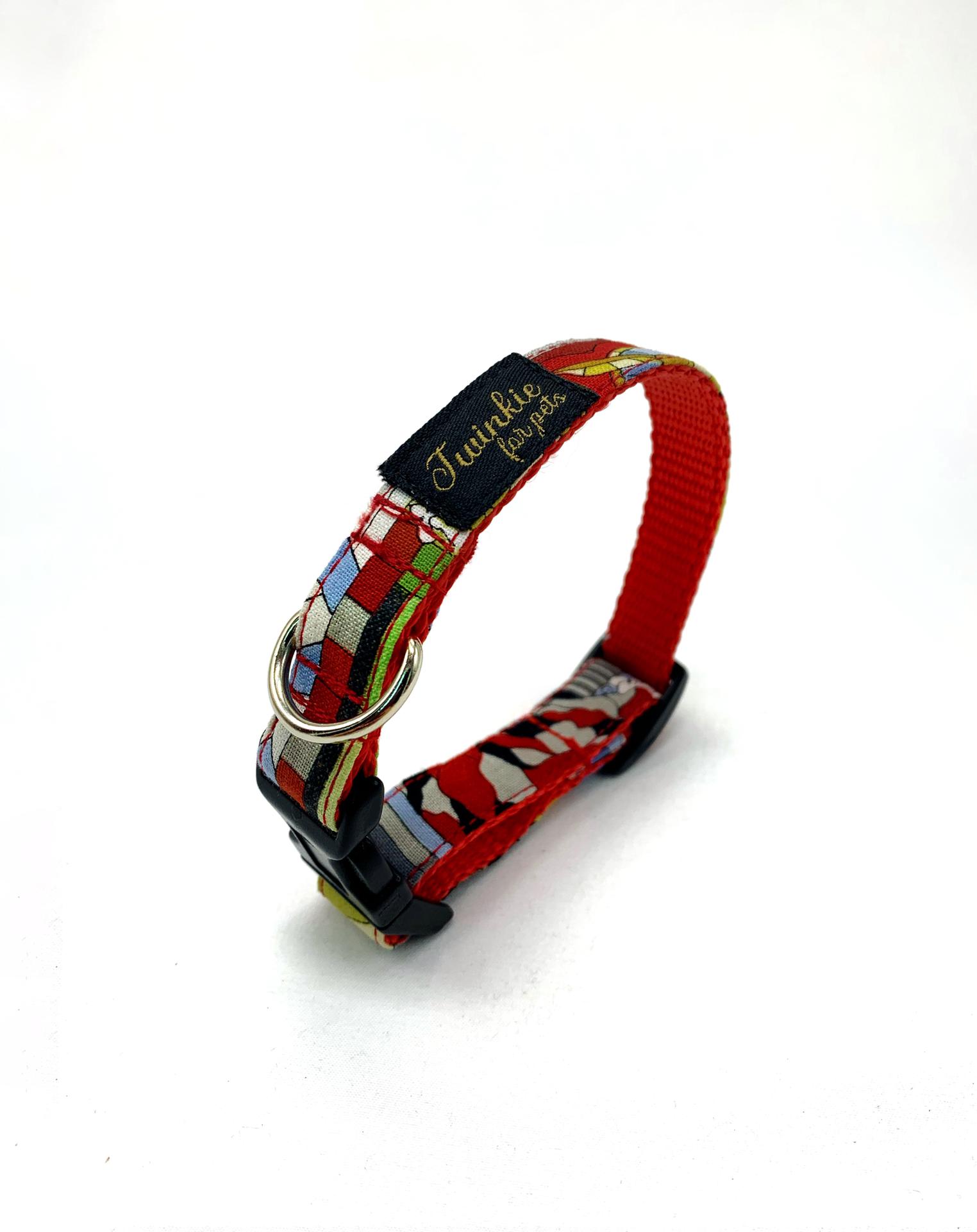 Coleira vermelha para animal com padrão colorido