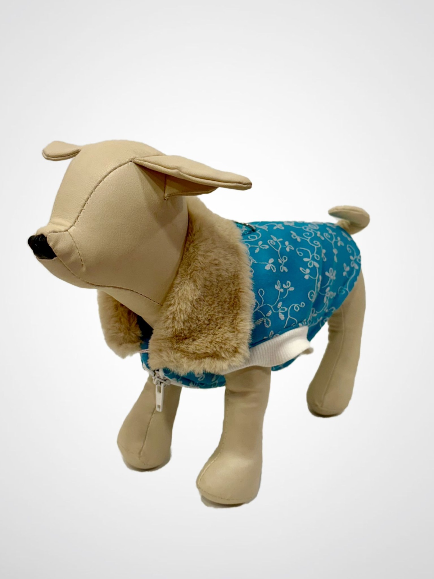 Modelo de cão artificial com casaco azul com padrão branco e gola castanha