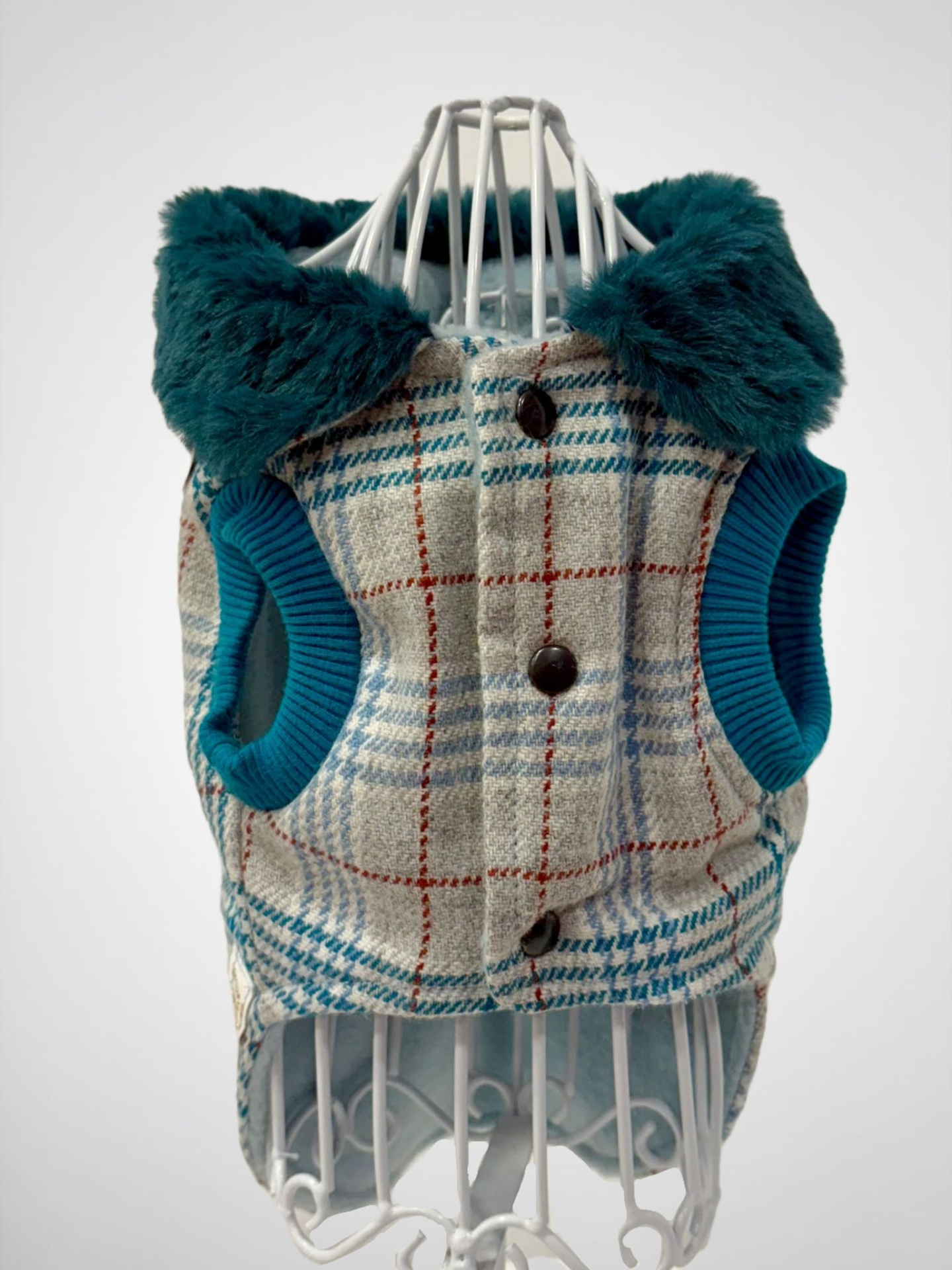 Colete para cão com padrão xadrez e gola felpuda azul escura