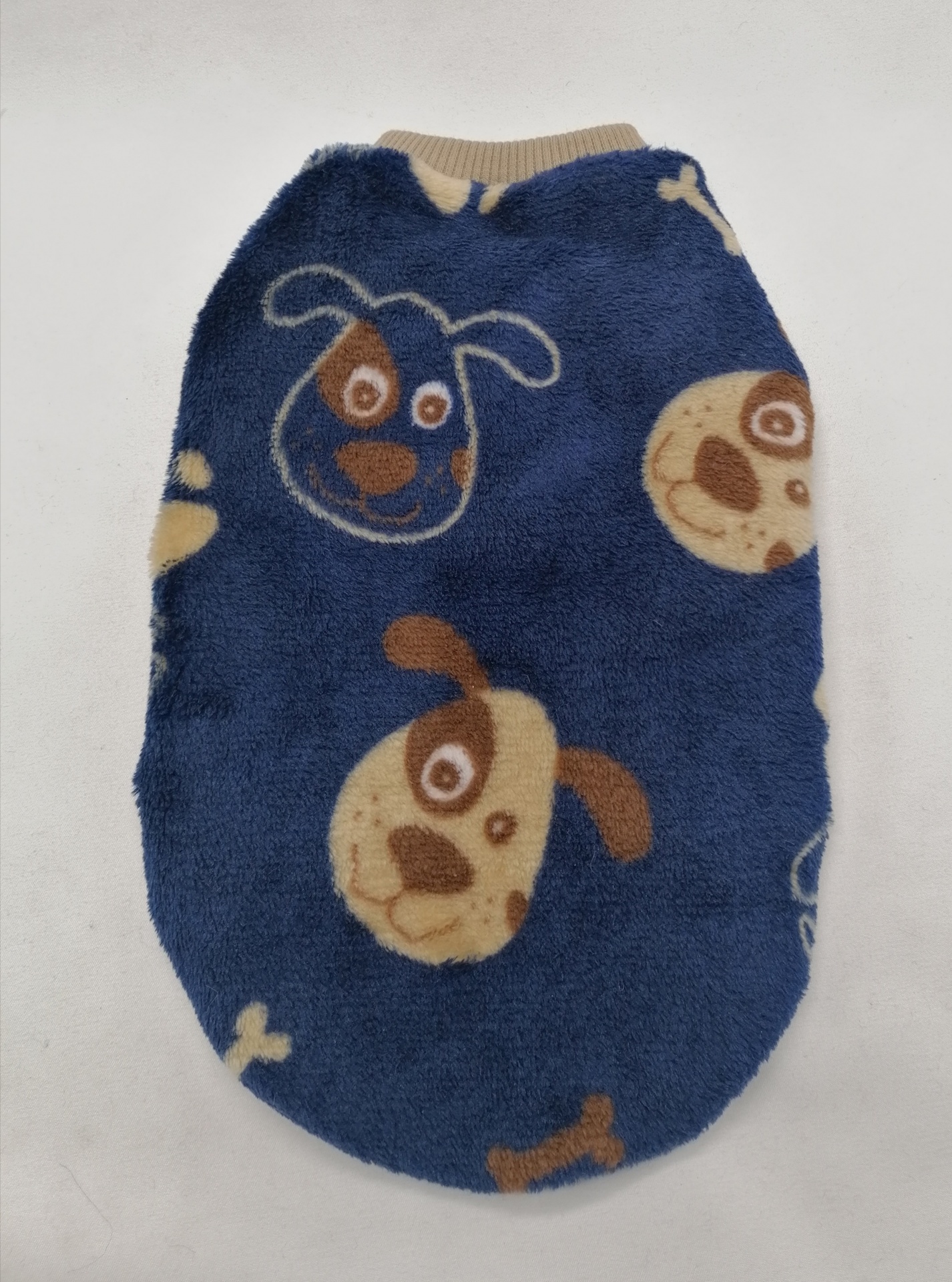 Roupa felpuda azul para cão com estampas de cães e ossos
