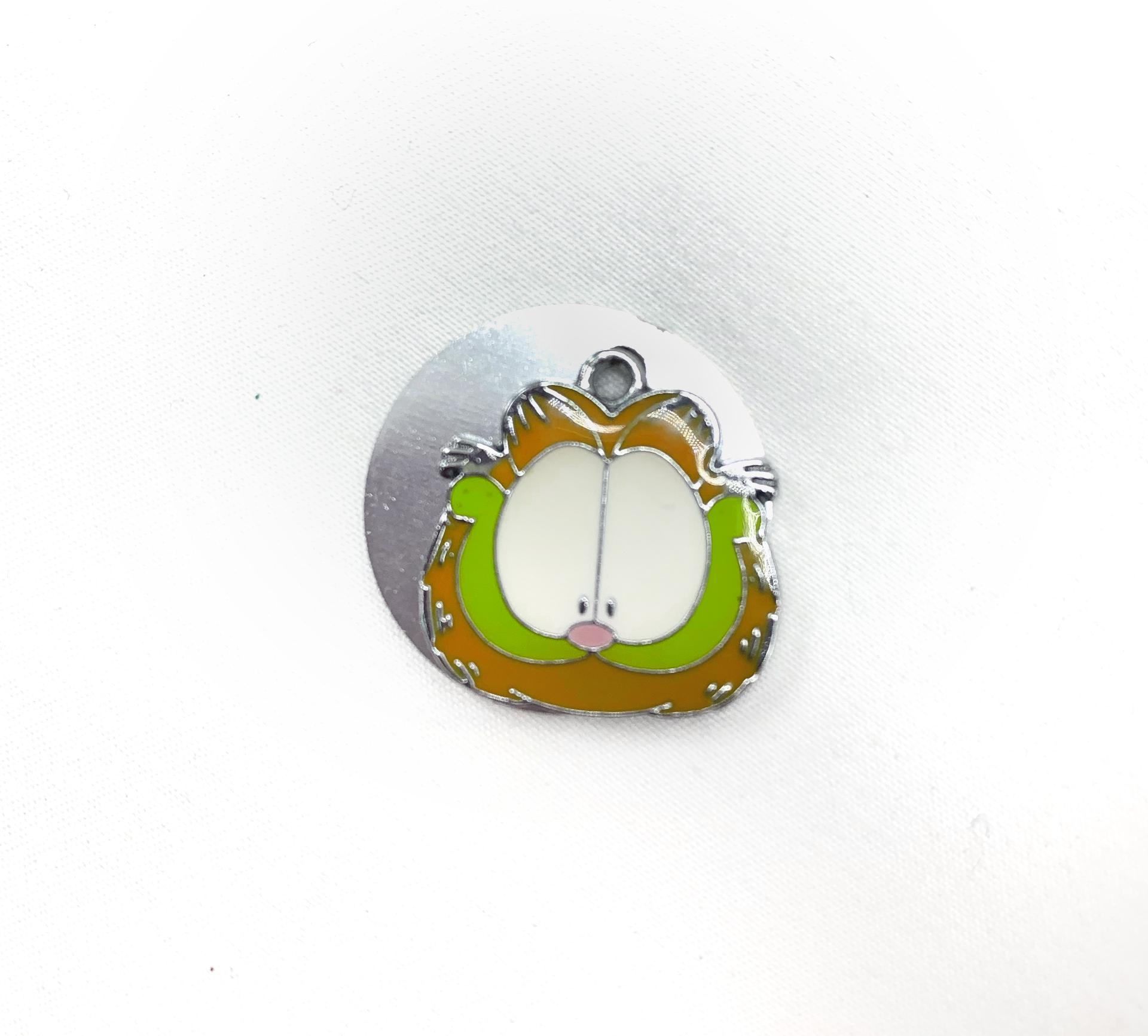 Pendente metálico com desenho colorido do Garfield