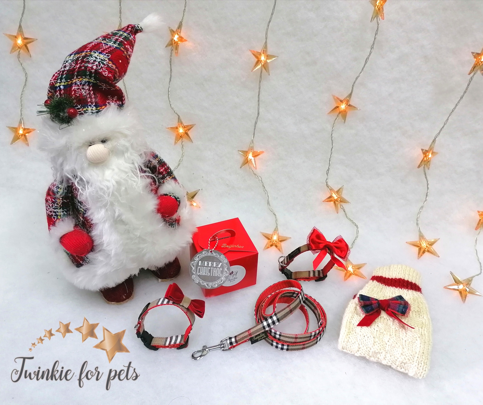 Acessórios e peluche natalício para animais com padrão xadrez vermelho e branco