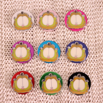 Nove pins do gato Garfield em várias cores sobre superfície texturada bege