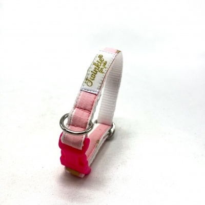 Coleira de tecido rosa claro e branco com fivela rosa e argolas metálicas.