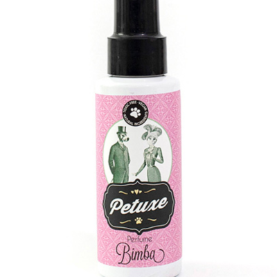 Frasco de perfume spray Petuxe cor-de-rosa com rótulo ilustrado e tampa preta