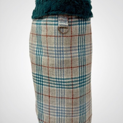 Camisola para cão xadrez creme azul vermelho com gola pelúcia verde escuro e argola metálica