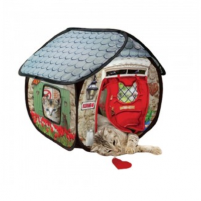 Abrigo para gato em formato de casa com tecto cinza e porta vermelha, gato a dormir na entrada.