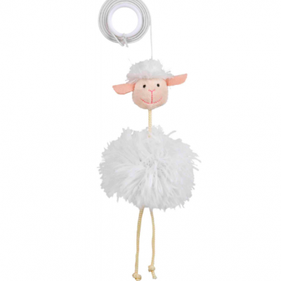Decoração pendurada em forma de ovelha com corpo felpudo branco e pernas de corda.