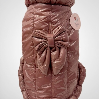 Casaco acolchoado rosa com laço e etiqueta redonda