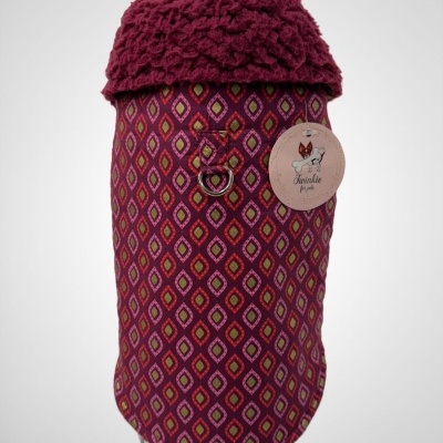 Casaco para animais com padrão geométrico e gola felpuda bordeaux