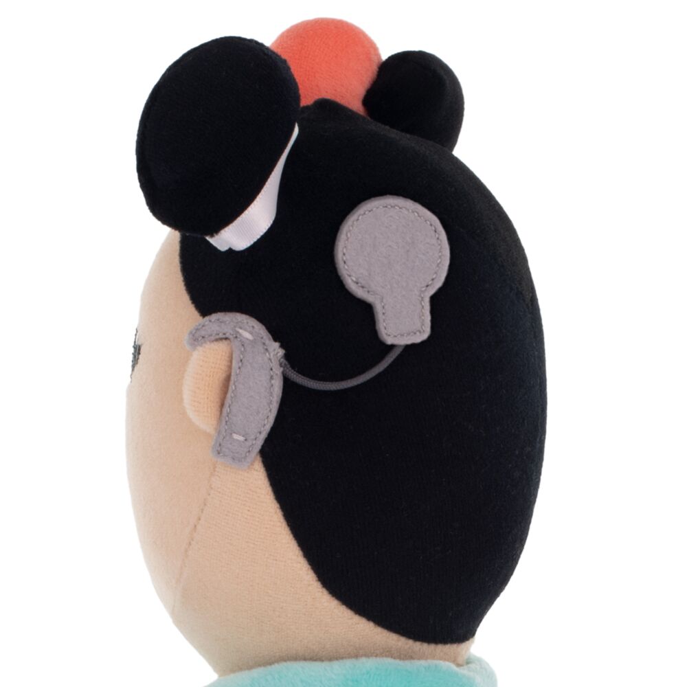 Pelúcia personagem perfil com cabelo preto e roupa azul clara