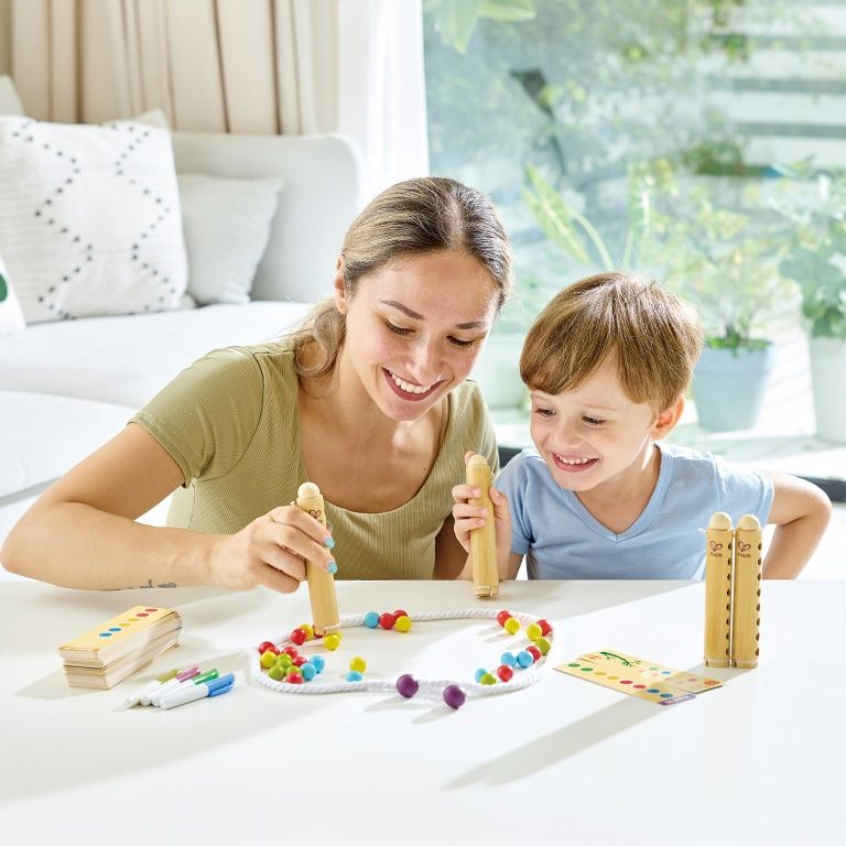 Jogo de tabuleiro infantil de madeira com peças coloridas