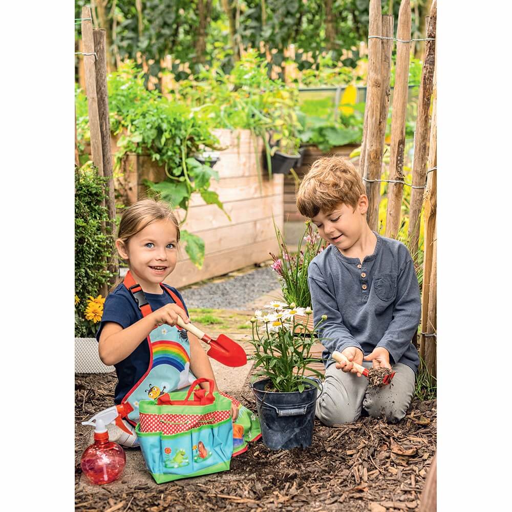 Crianças a jardinarem com ferramentas coloridas num ambiente de horta exterior