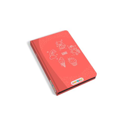 Caderno vermelho com desenhos brancos e etiqueta KIDYWORLD