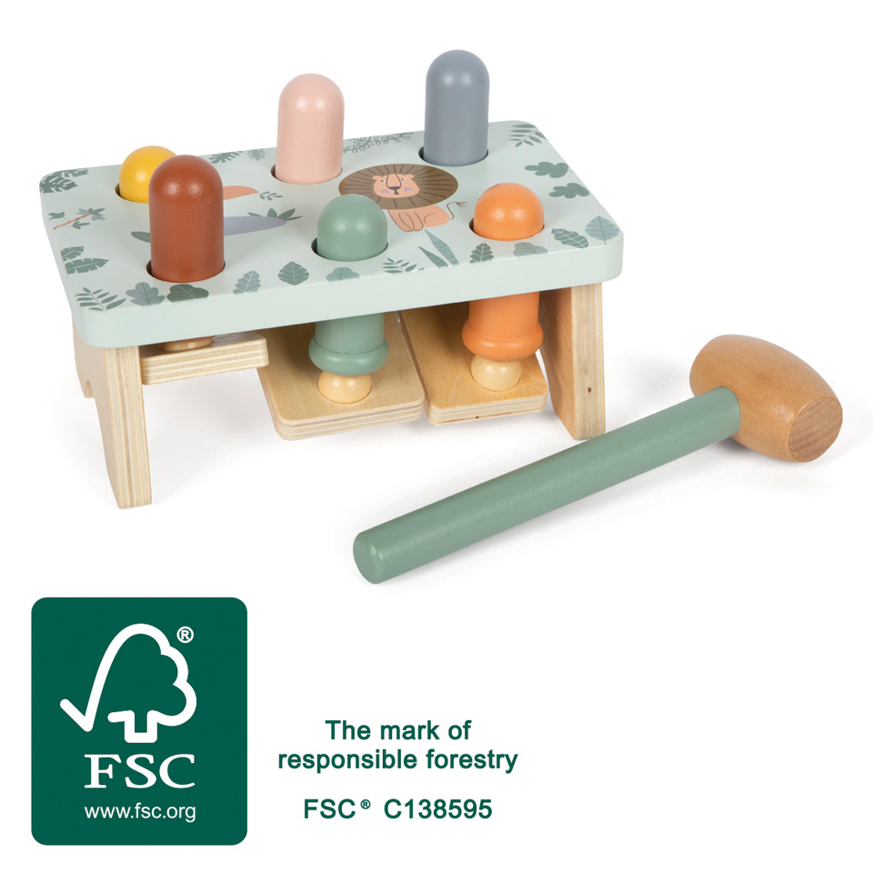 Brinquedo de madeira com pinos coloridos e martelo