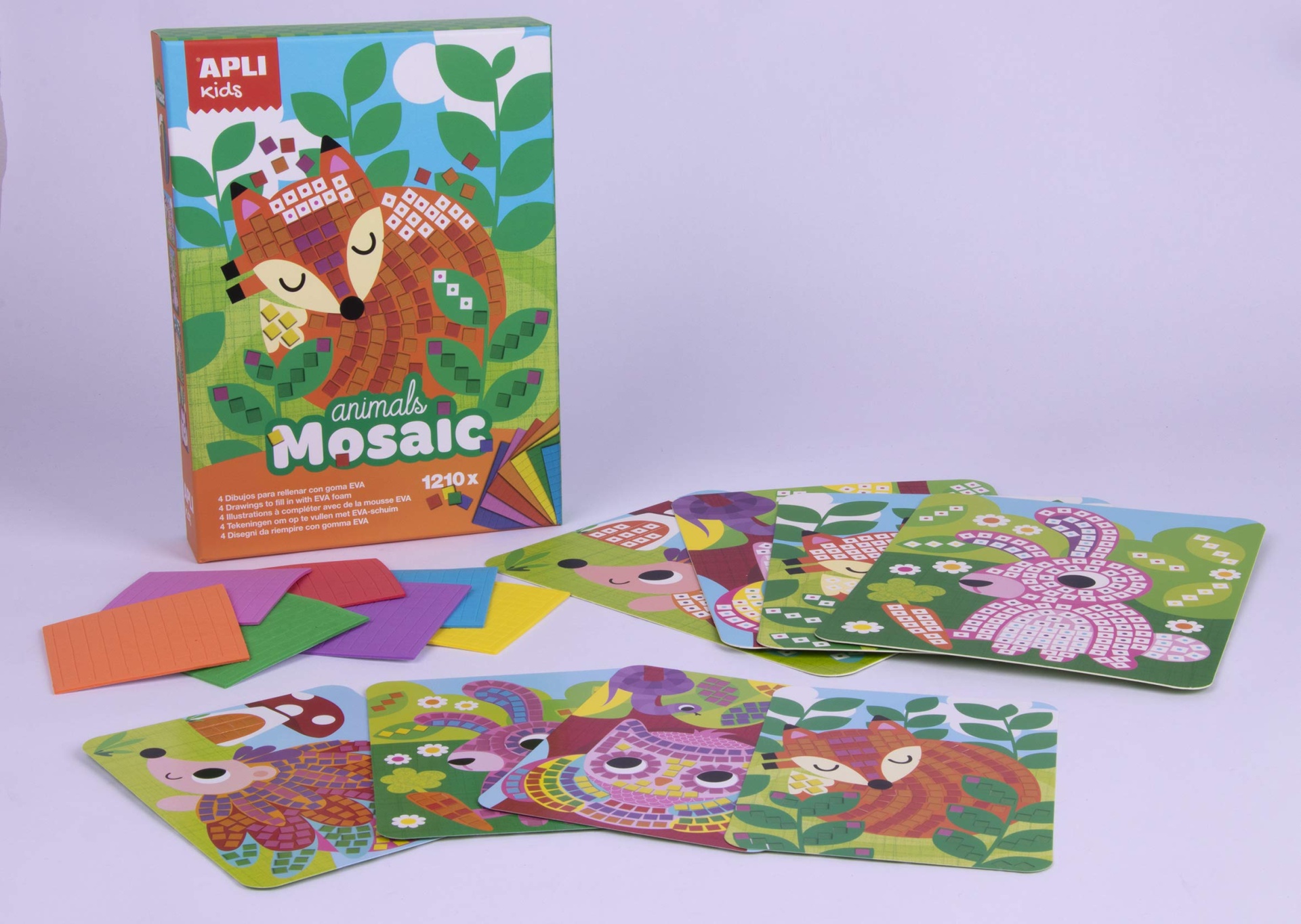 Conjunto de mosaicos APLI kids com desenhos de animais e pedaços de goma EVA colorida